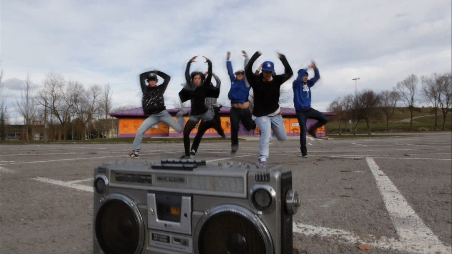 Oreka Dance elkarteak antolatu du hiri dantzen lehen jaialdia. OREKA.