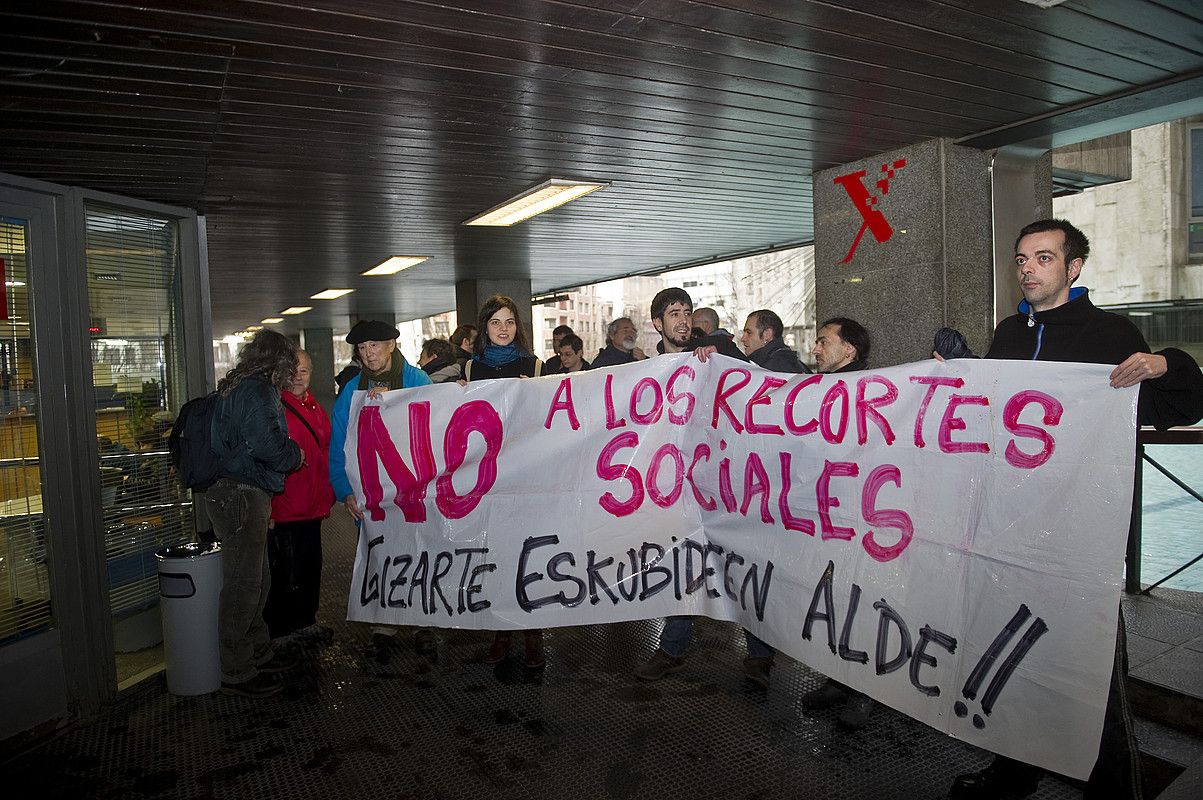 Gizarte gastuaren murrizketaren aurkako protesta, joan den astean, Bizkaiko Aldundian. LUIS JAUREGIALTZO / ARGAZKI PRESS.