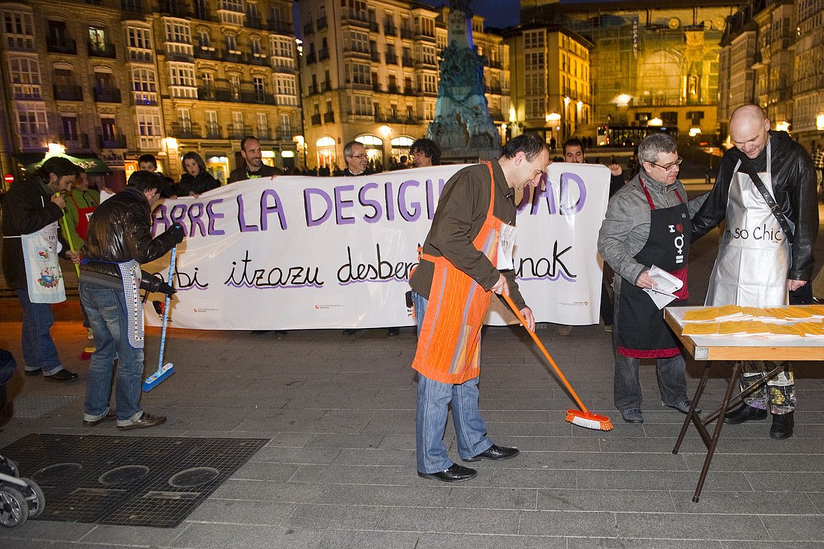 Topaketan parte hartzen ari diren gizonek elkarretaratzea egin zuten, atzo, Gasteizen. JUANAN RUIZ / ARGAZKI PRESS.