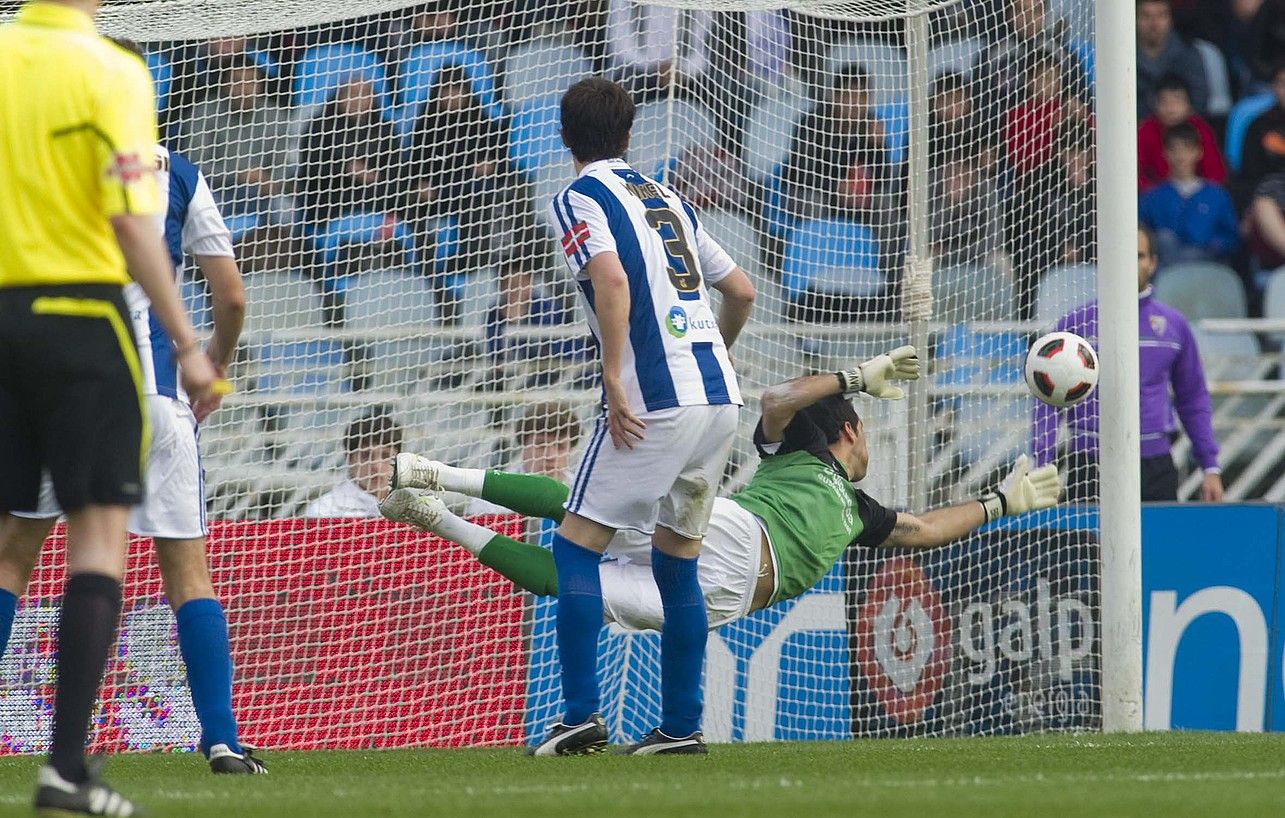 Mikel Gonzalez, bizkarrez, eta Bravo, joan den astean Malagak sartutako bigarren goleko jokaldian. A. CANELLADA / ARP.