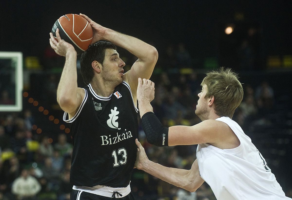 Marko Banic Bilbo Basketekoa, lehen itzulian Kanaria Handiaren aurka jokatutako partidan. 72-75 galdu zuten etxekoek. LUIS JAUREGIALTZO / ARGAZKI PRESS.