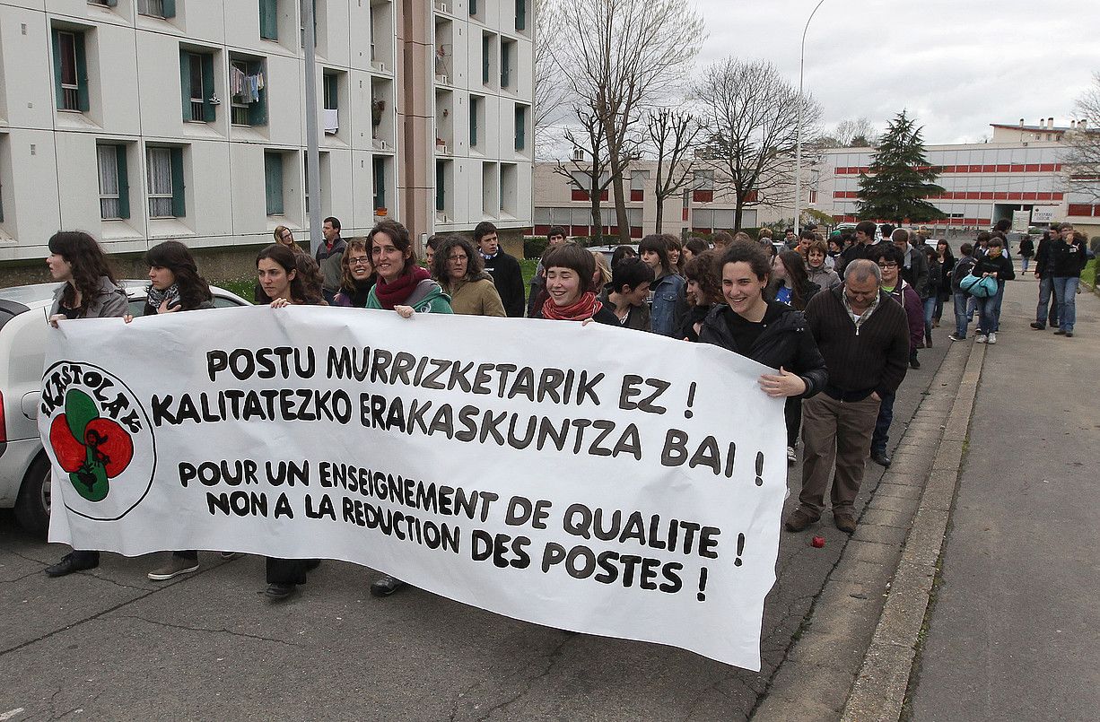 Atzo Etxepare lizeoan egindako protesta. BOB EDME.