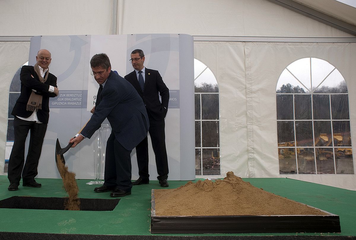 Carlos Ormazabal, lehen harria hondarrez estaltzen. Atzean, Odon Elorza eta Markel Olano. JUAN CARLOS RUIZ / ARGAZKI PRESS.