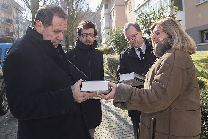 Consuelo Ordoñez Coviteo presidentea eta Ruben Mugika elkarteko kidea, Max Brisson senatariarekin eta Vicent Bru diputatuarekin stian egin zuten bileran, joan den otsailaren 27an. JUAN CARLOS RUZ, FOKU