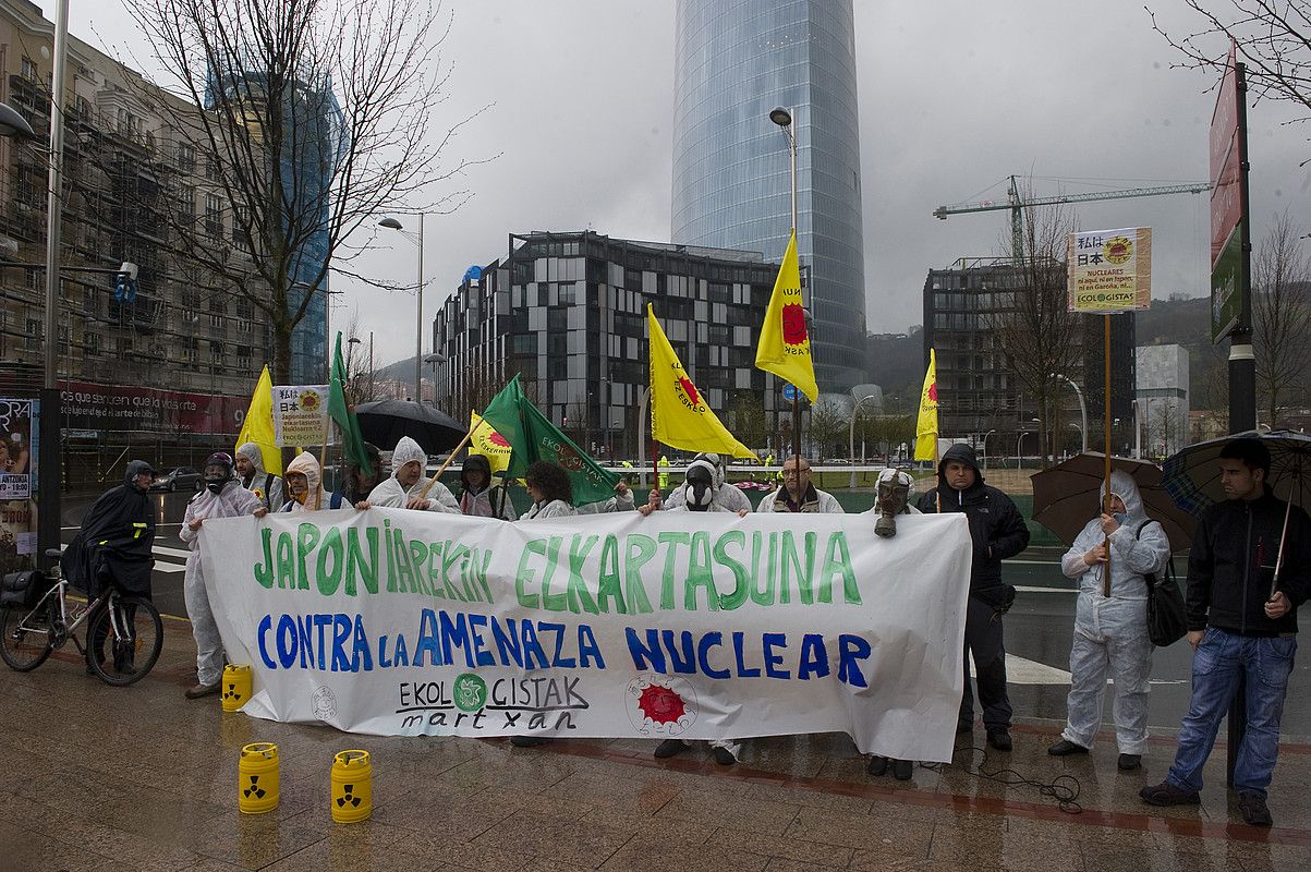 Ekologistak Martxan-en protesta, atzo, Iberdrolako dorrearen aurrean. LUIS JAUREGIALTZO / ARGAZKI PRESS.