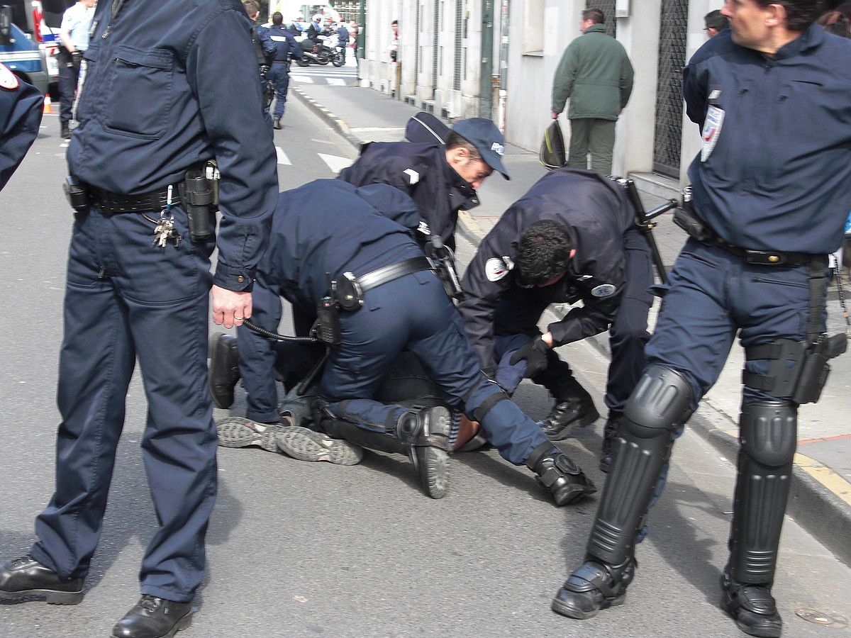 Poliziak gogor hartu zituen euroaginduaren aurka protesta egitera Pauera atzo hurbildu zirenak. BERRIA.