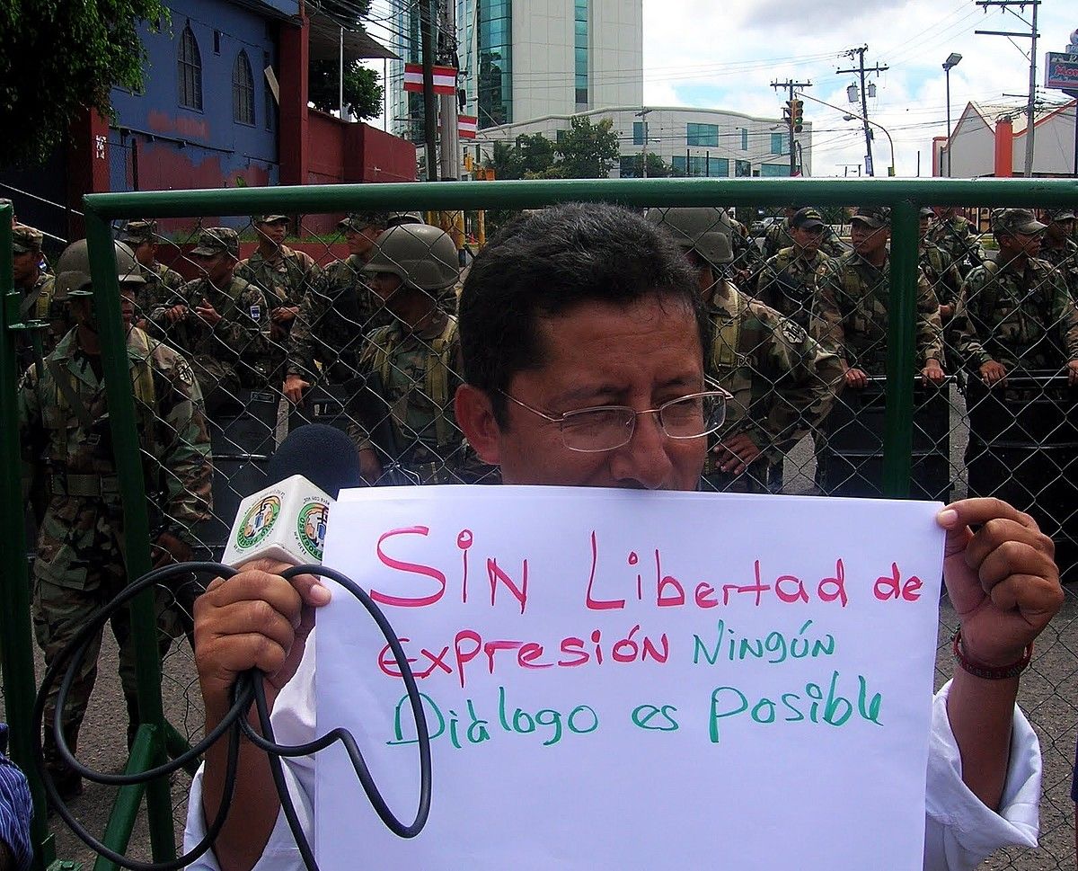 Felix Molina Hondurasko Radio Progresoko kazetaria, adierazpen askatasuna eskatzeko ekitaldi batean. - / BERRIA.