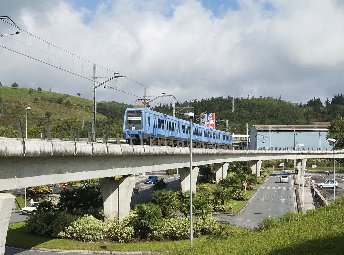 Euskotreneko tren bat, Lasarte-Oria inguruan, zubibide baten gainean. MADDI SOROA / ARGAZKI PRESS.