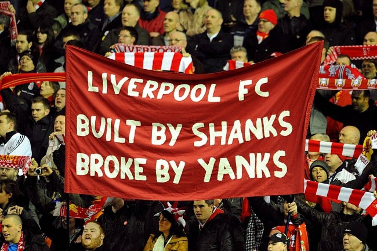 Shanksek eraikia, yankiek eraitsia dioen pankarta, Anfield Roaden. M.H. / EFE.