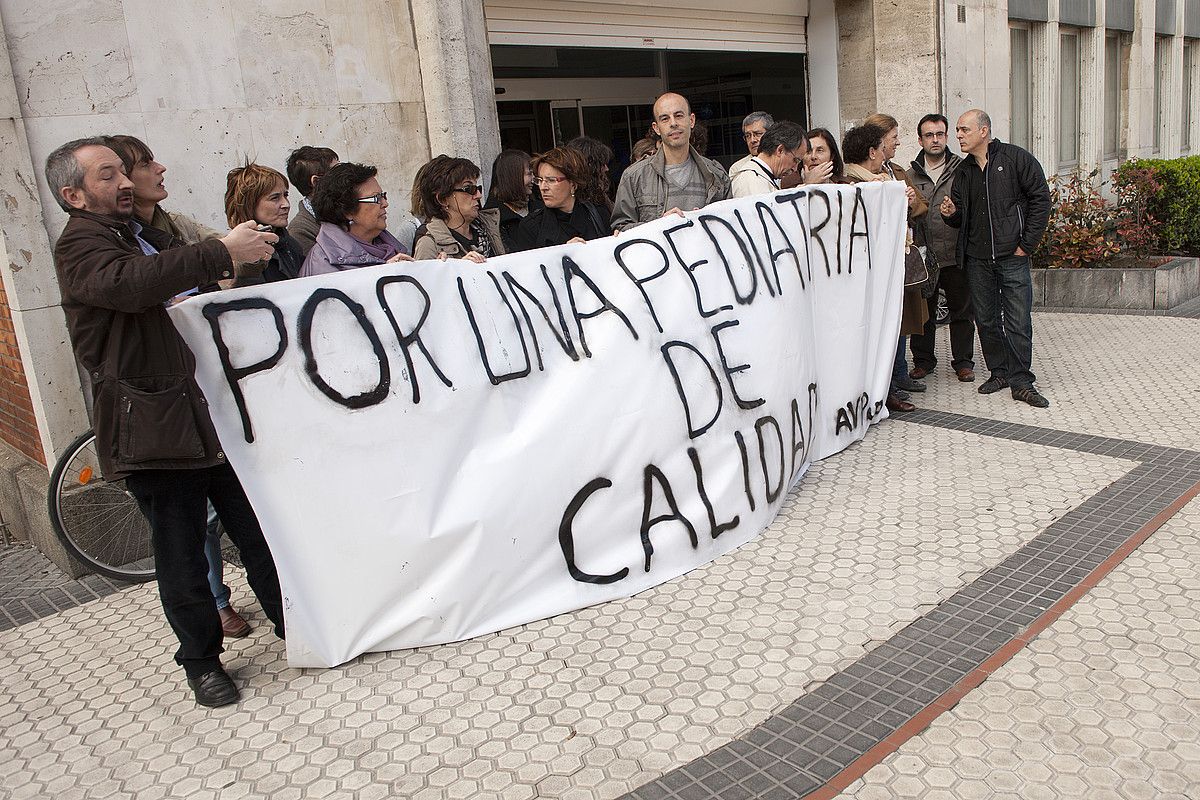 Pediatren protesta, atzo, Donostian. GARI GARAIALDE / ARGAZKI PRESS.