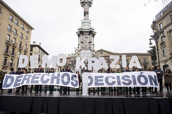 Gaurko ekitaldian pankartak atera dituzten unea. IñIGO URIZ, FOKU