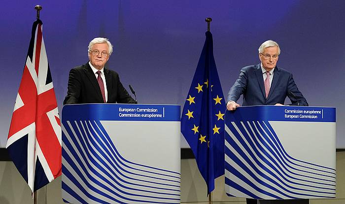 David Davis Erresuma Batuko 'brext'-erako ministroa eta Michael Barnier Europako Batasuneko 'brexit'-aren negoziazioetarako arduraduna, gaur, Bruselan egin duten agerraldian. OLIVIER HOSLET, EFE