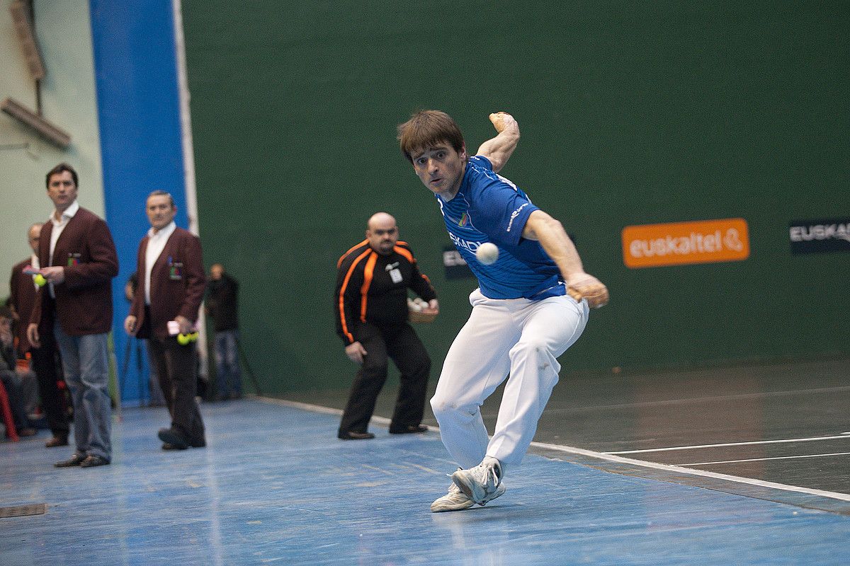 Pablo Berasaluze pilota astintzeko zorian, atzo, Tolosako partidan. G.G. / ARP.