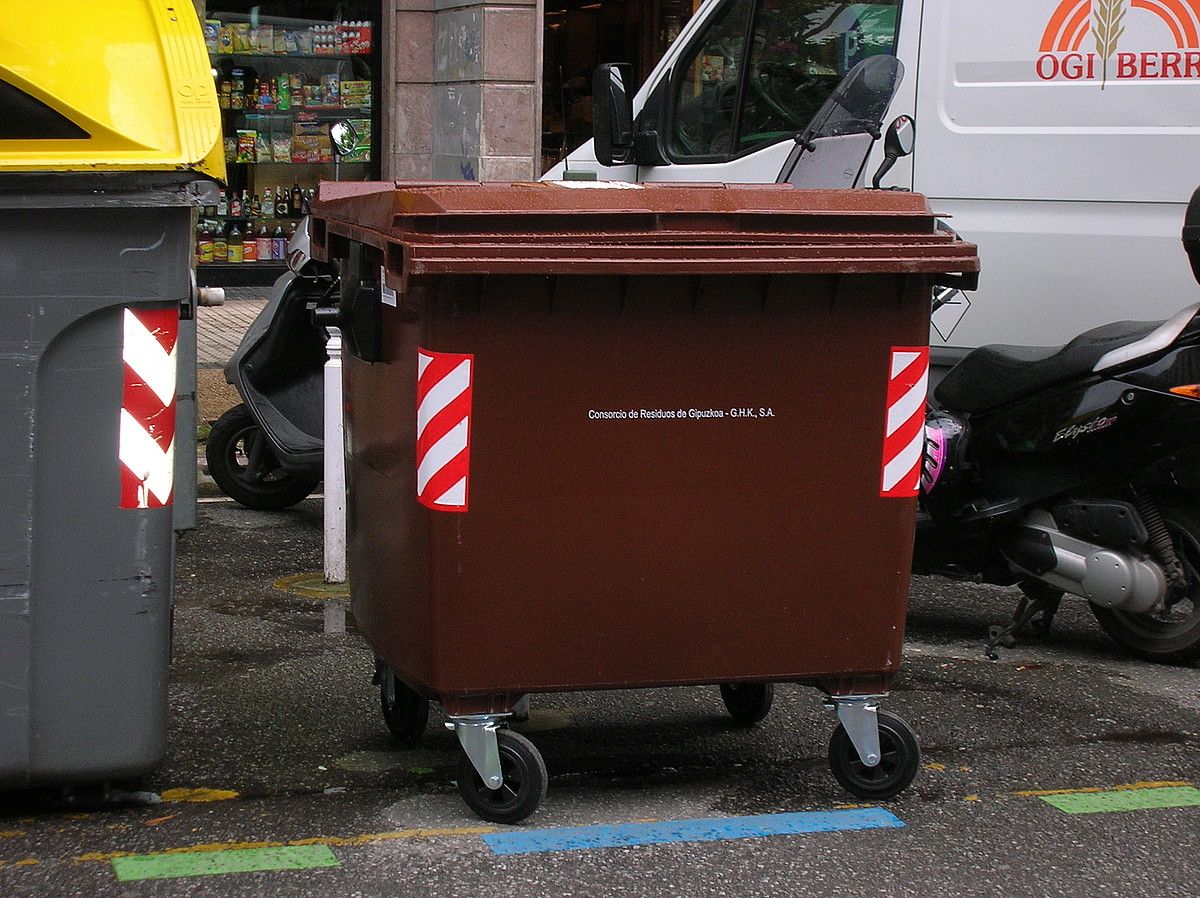 Donostiako Amara auzoan jarritako edukiontziak. IRUTXULOKO HITZA.