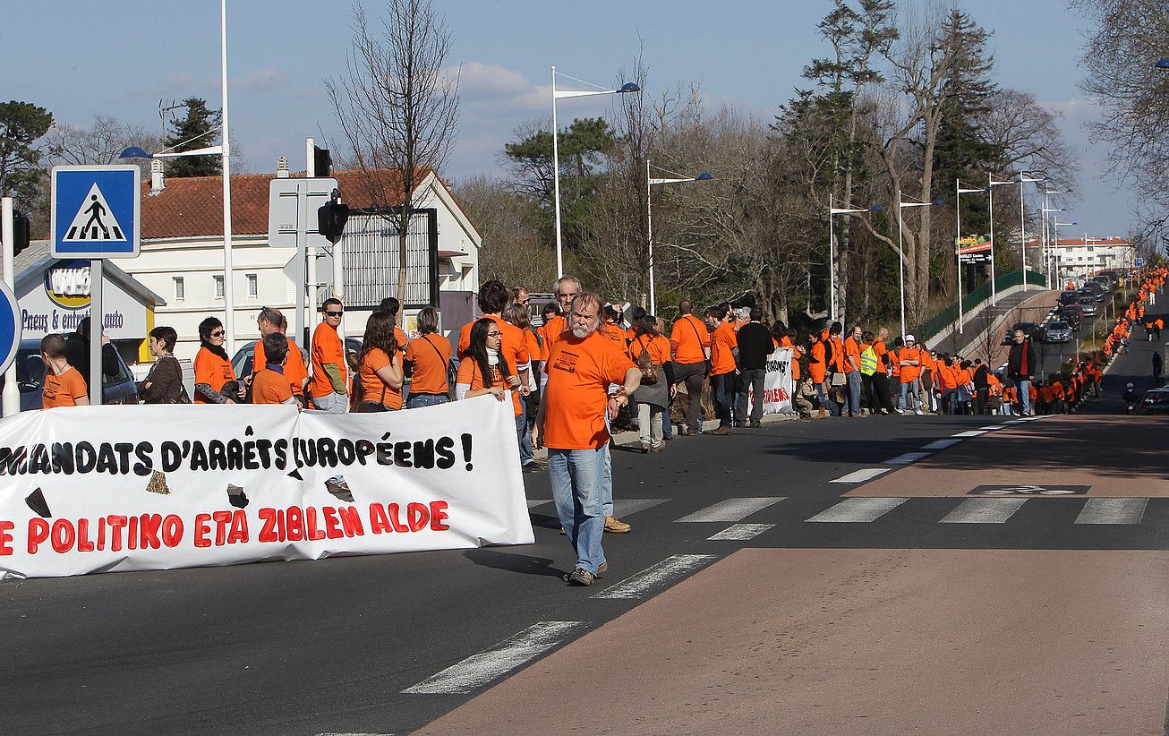 Euroaginduen aurkako ehunka kamiseta laranja ikusi ahal izan ziren. B. EDME.