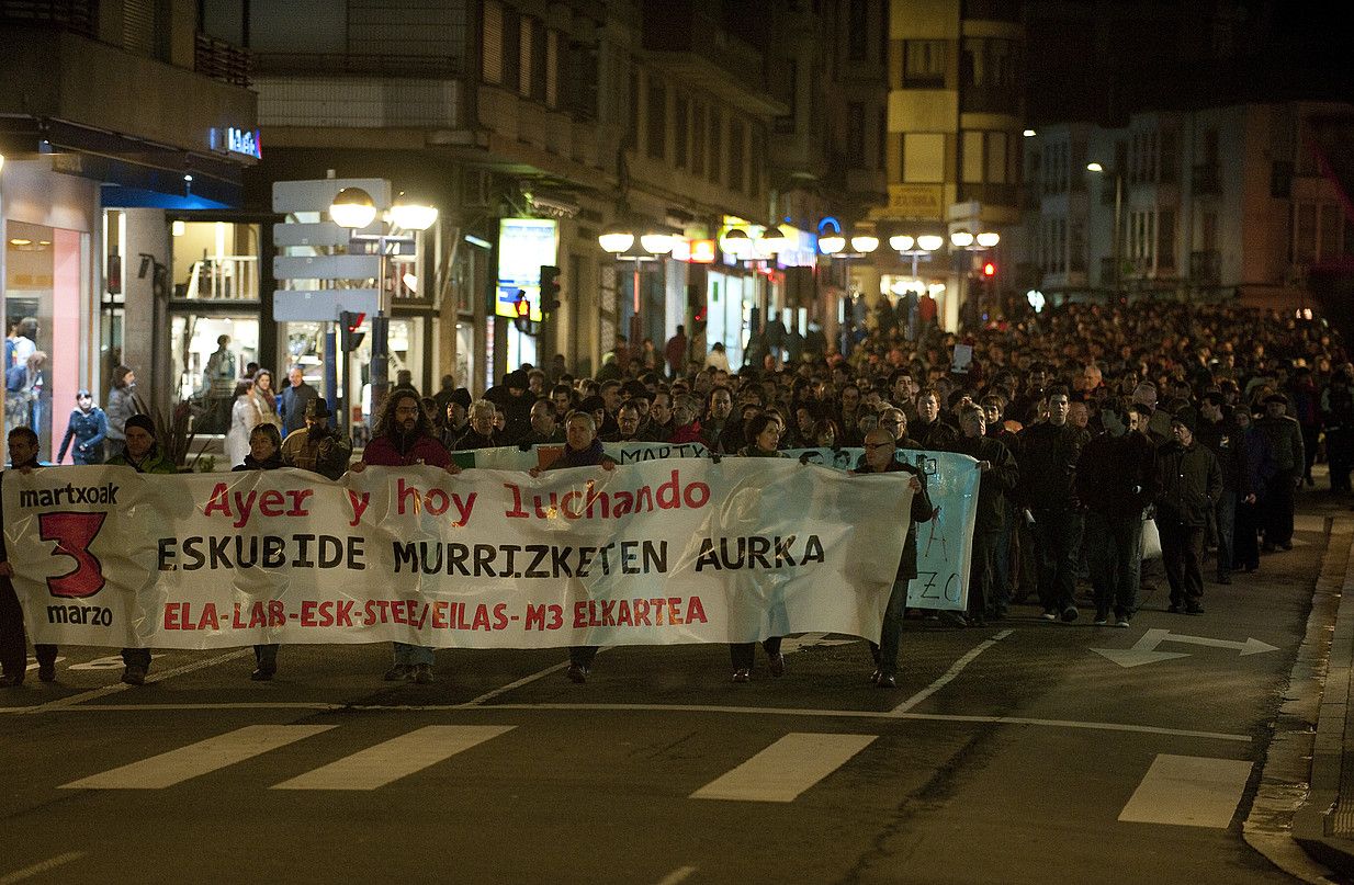 Jendetsua izan zen sindikatuek arratsalderako deitutako manifestazioa. RAUL BOGAJO / ARGAZKI PRESS.