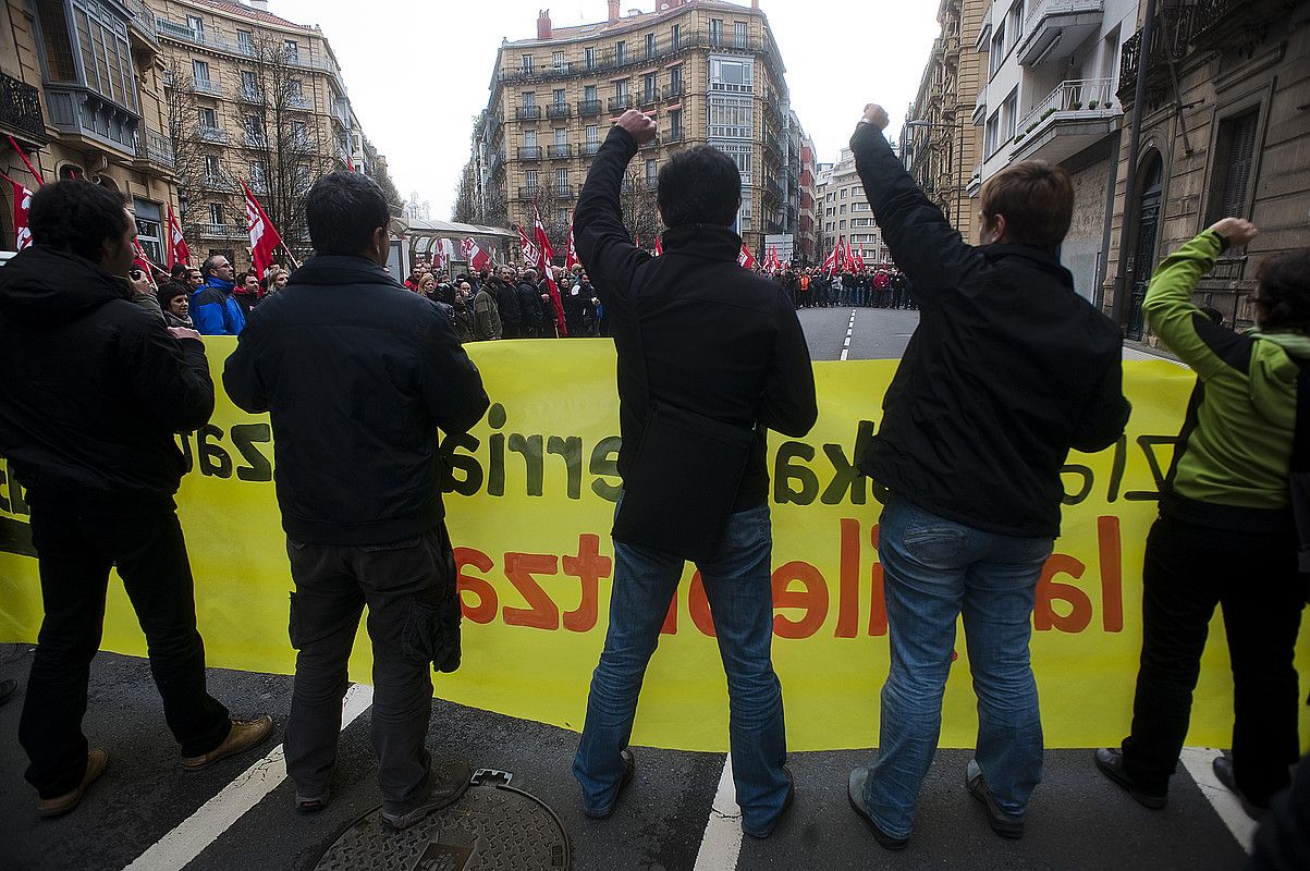 LABeko zuzendaritzako kideak eta ordezkariak, PSE-EEren egoitzaren aurrean. JUAN CARLOS RUIZ / ARGAZKI PRESS.