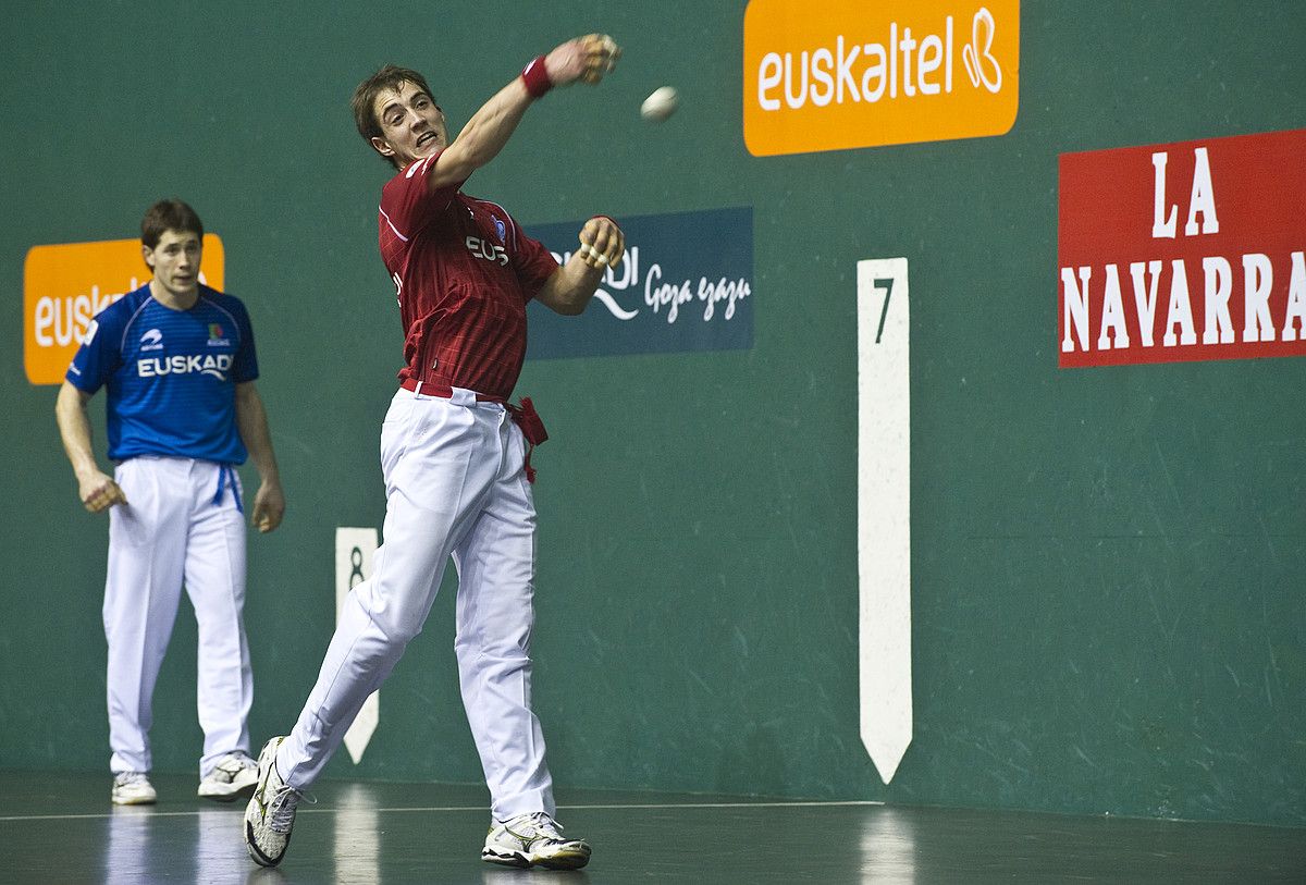 David Merino, larunbatean, pilota astintzen, Begino begira duela. J. M. / ARP.