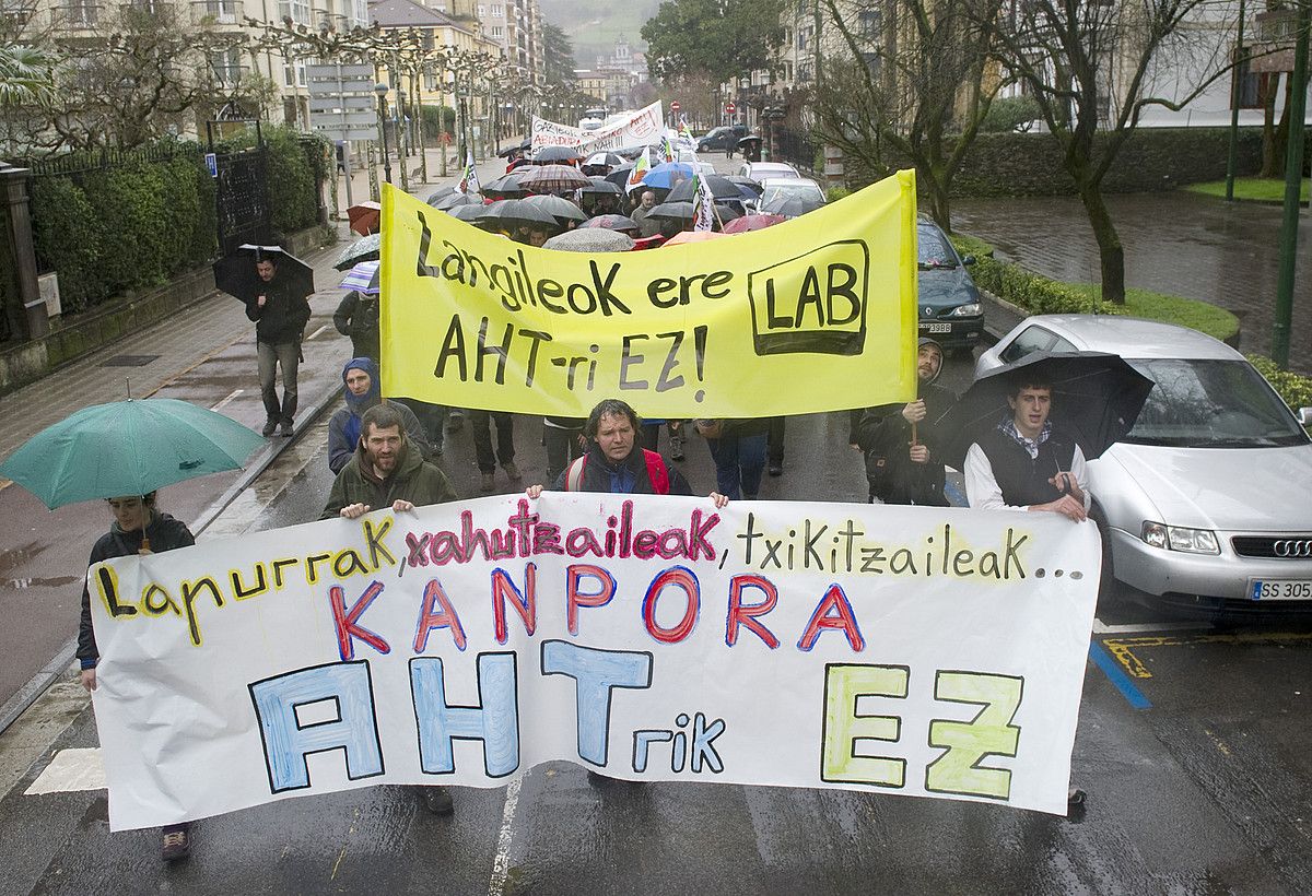 AHTaren aurka atzo Tolosan egindako manifestazioa. LUIS JAUREGIALTZO / ARGAZKI PRESS.