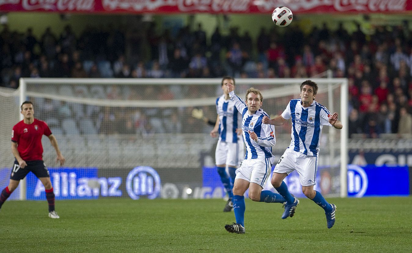 Diego Rivas eta Markel Bergara, baloia berreskuratzeko prest, Osasunaren aurkako derbian. Biak hasieratik ariko dira gaur euskarrian. ANDONI CANELLADA / ARP.