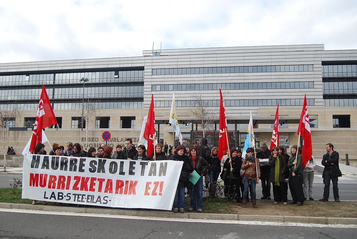 Protesta egin zuten, atzo, Gasteizen. BERRIA.