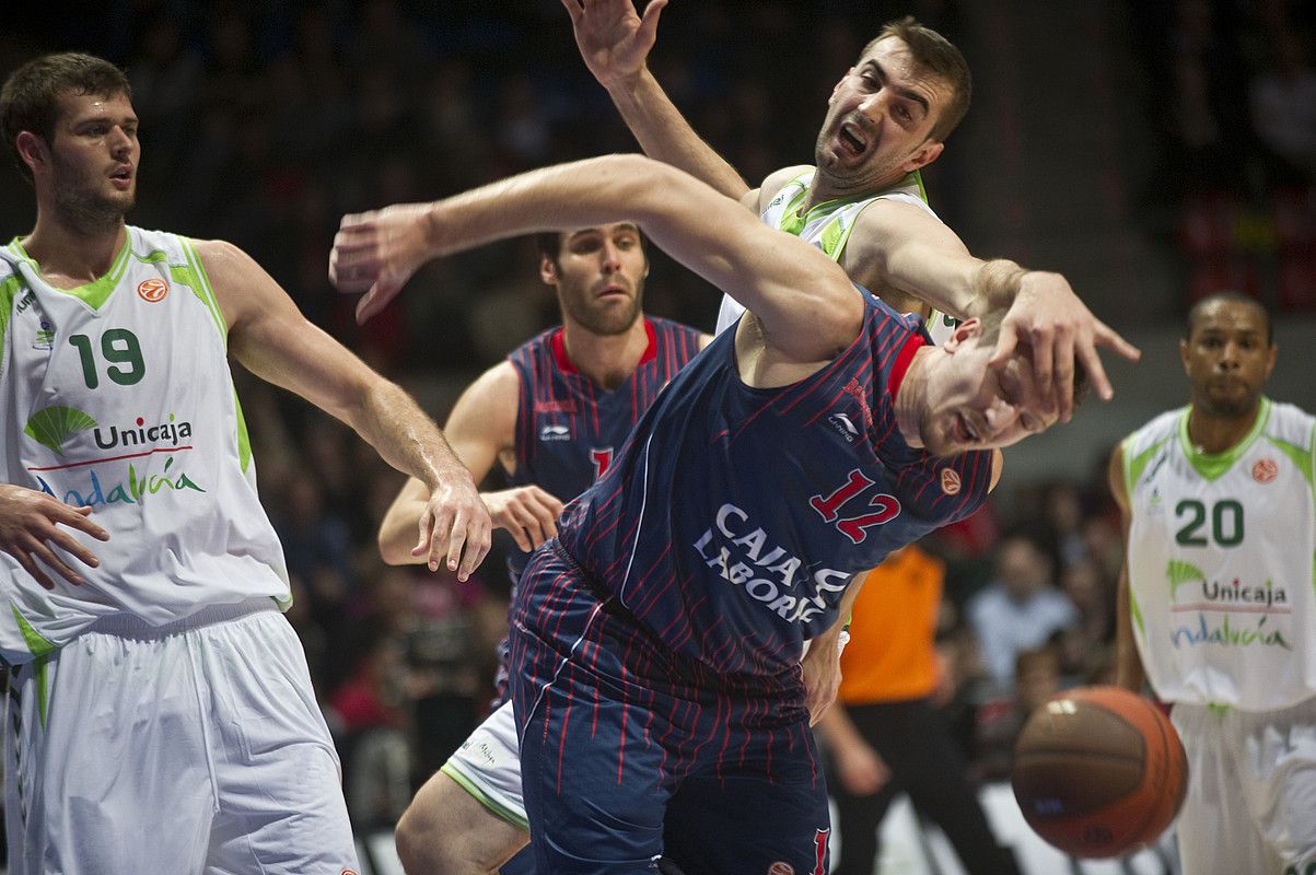 Mirza Teletovic, Nedzad Sinanovic Unicajakoarekin lehian, atzo, Buesa Arenan jokatutako partidan. JUANAN RUIZ / ARGAZKI PRESS.