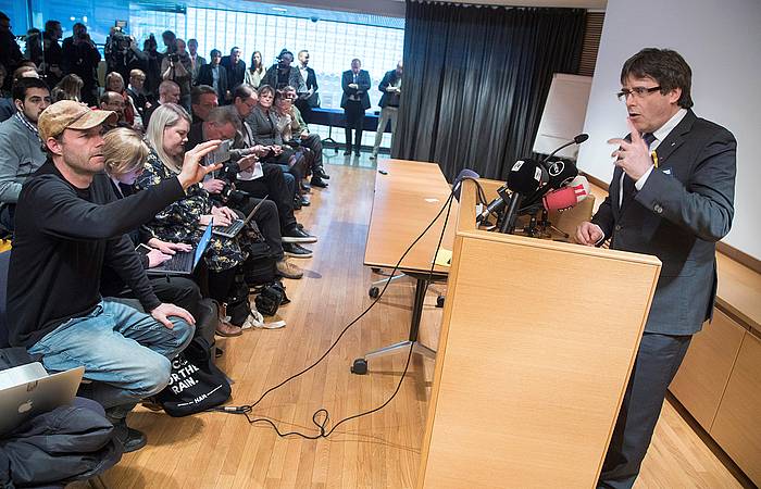 Carles Puigdemont Kataluniako presidente kargugabetua, gaur, Helsinkin egin duen hedabideen aurreko agerraldian. MAURI RATILAINEN, EFE