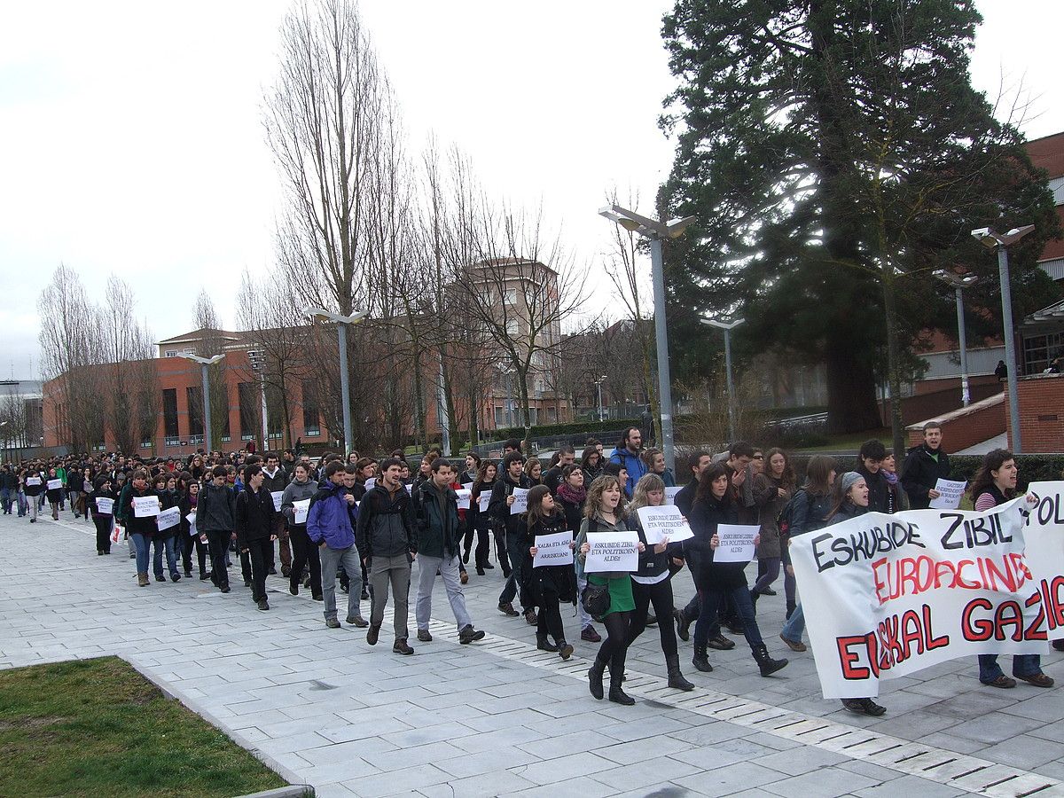 Atzo manifestazioa egin zuten EHUren Gasteizko campusean. BERRIA.