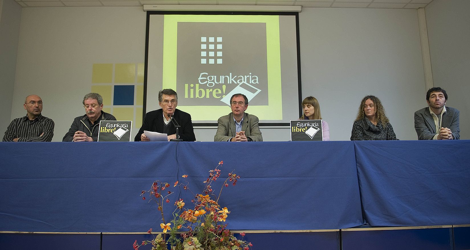 Fernando Furundarena, Joxemari Sors, Joan Mari Torrealdai, Iñaki Uria, Begoña Zubeltzu, Ainhoa Albisu eta Mikel Sorozabal auzipetuak, atzo, prentsaurrekoan. ANDONI CANELLADA / ARGAZKI PRESS.