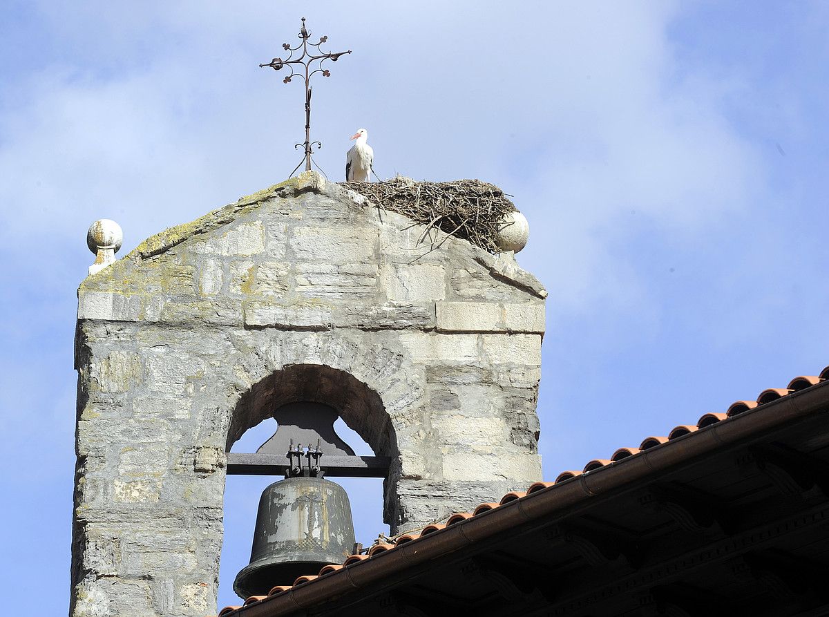 Urduñako Familia santua elizatik gertu hainbat dorre eraikiko dituzte zikoinentzako. MONIKA DEL VALLE / ARGAZKI PRESS.