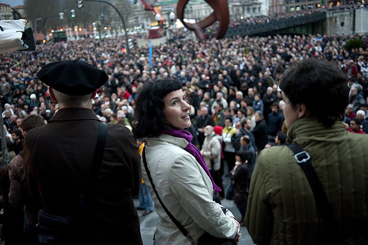 Maider Etxebarria, Sortuko idazkari nagusia, Bilboko udaletxe aurrean, atzo, manifestazioaren amaieran. MARISOL RAMIREZ / ARGAZKI PRESS.