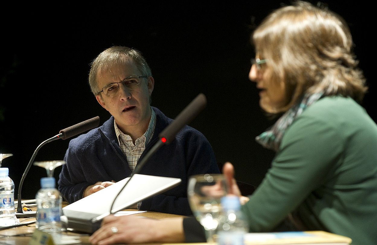 Juan Carlos Etxegoien Xamar eta Belen Uranga, atzo, Euskal Soziolinguistika Jardunaldietan. ANDONI CANELLADA / ARGAZKI PRESS.