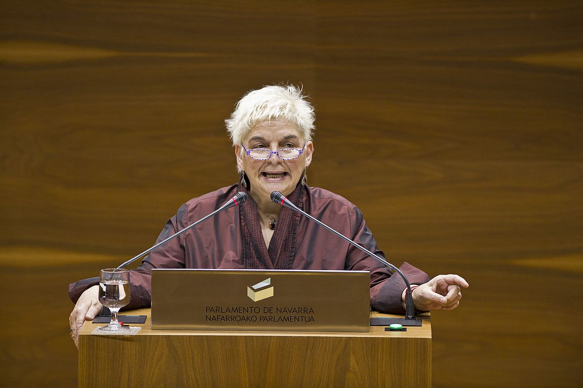 Maria Luis Mangado NaBaiko ordezkaria, atzo, Nafarroako Parlamentuan, lege proposamena defendatzen. LANDER FERNANDEZ ARROIABE / ARGAZKI PRESS.