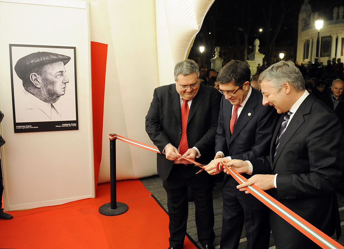 Txema Olega, Patxi LOpez eta Jose Blanco, atzo. JON HERNAEZ / ARGAZKI PRESS.