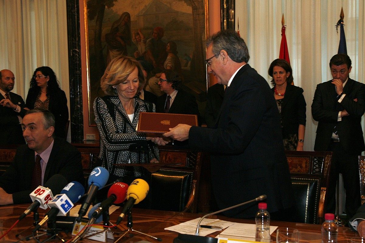 Elena Salgado eta Miguel Sanz, atzo, elkarri eskua ematen Madrilgo Ekonomia Ministerioan. BERRIA.