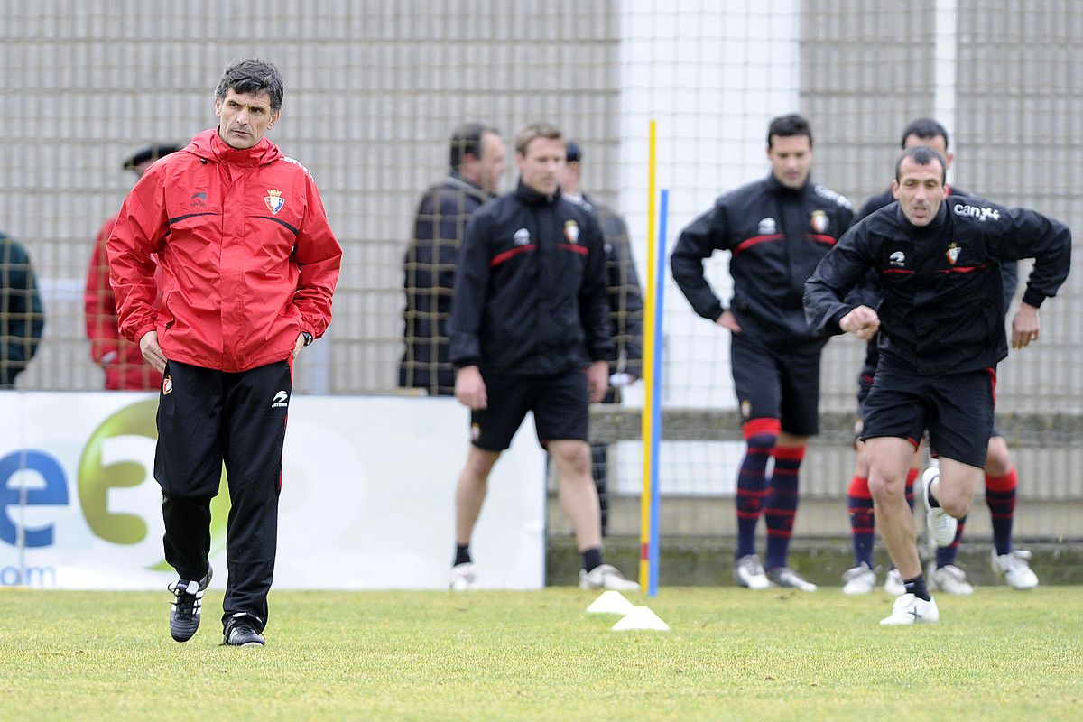 Jose Luis Mendilibar, entrenamendua jarraitzen, eskuinean Patxi Puñal korrika ariketa bat egiten ari den bitartean, atzo, Taxoaren. IÑIGO URIZ / ARGAZKI PRESS.