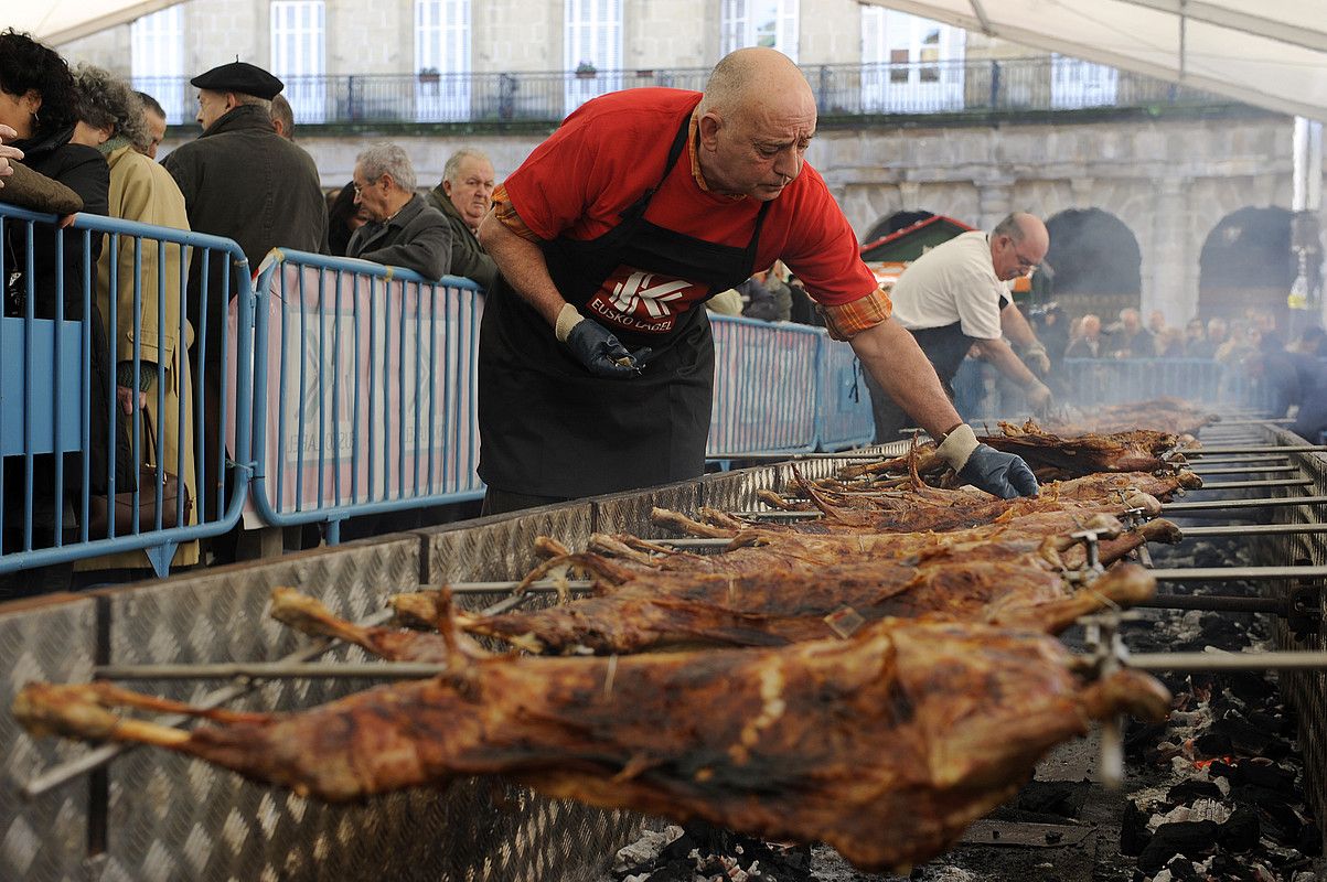 Larunbateko jaian, 3.500 pintxotik gora banatuko dituzte. MONIKA DEL VALLE / ARGAZKI PRESS.