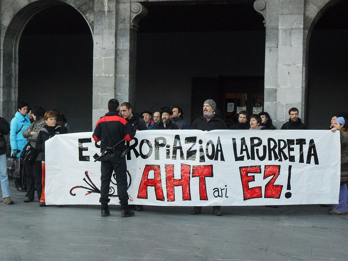 Herritarrak, atzo, lurren desjabetze akten sinatze ekitaldia salatzen. BERRIA.