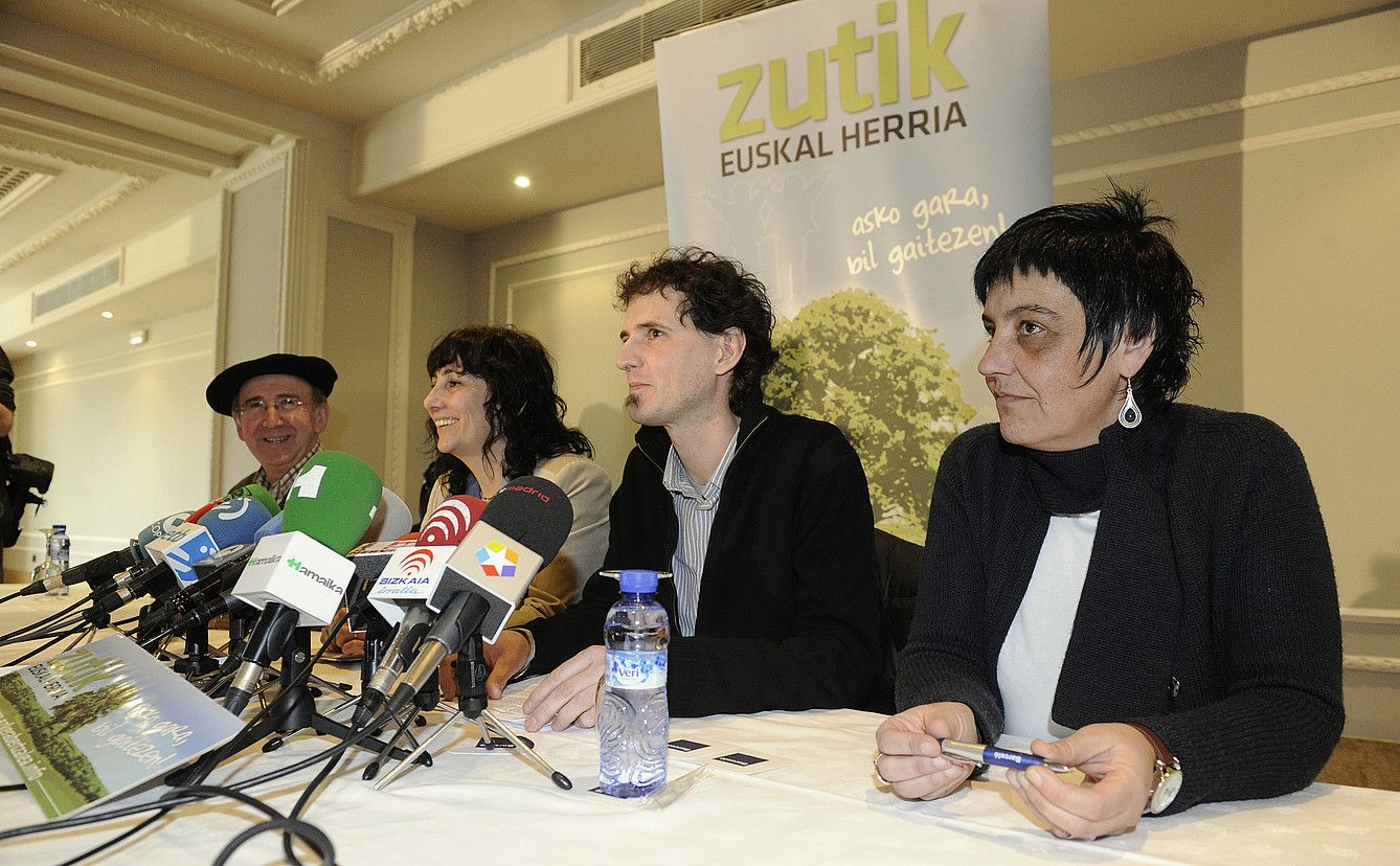 Tasio Erkizia, Miren Legorburu, Niko Moreno eta Agurne Barruso, atzo Bilbon egindako agerraldian. MONIKA DEL VALLE / ARGAZKI PRESS.