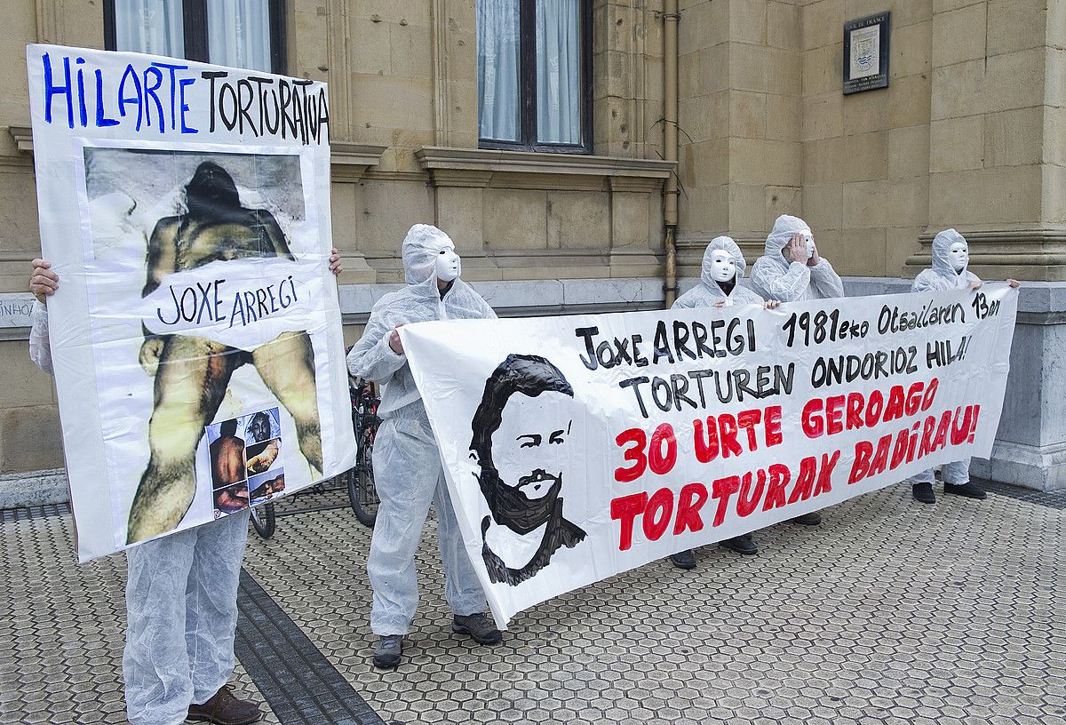 Lagun talde bat, Joxe Arregi torturen ondorioz hil zela 30 urte igaro direla gogoratuz. ANDONI CANELLADA / ARGAZKI PRESS.