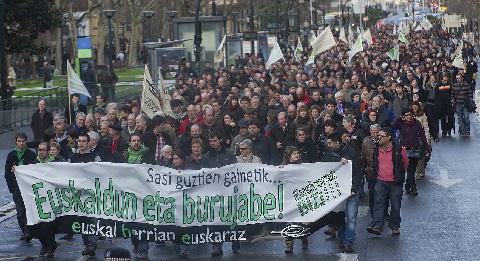 Milaka eta milaka euskaltzale, atzo, Donostian, «Sasi guztien gainetik, euskaldun eta burujabe» dioen pankartaren atzetik. ANDONI CANELLADA / ARGAZKI PRESS.