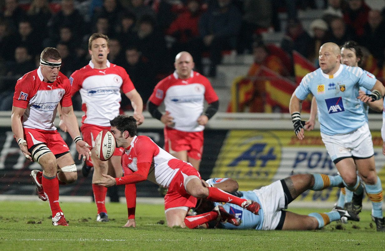 Dimitri Yachvili Miarritzeko jokalaria —Imanol Hariñordoki du ondoan—, baloia hartu nahian, Perpignaren aurkako Top14ko partidan. BOB EDME.