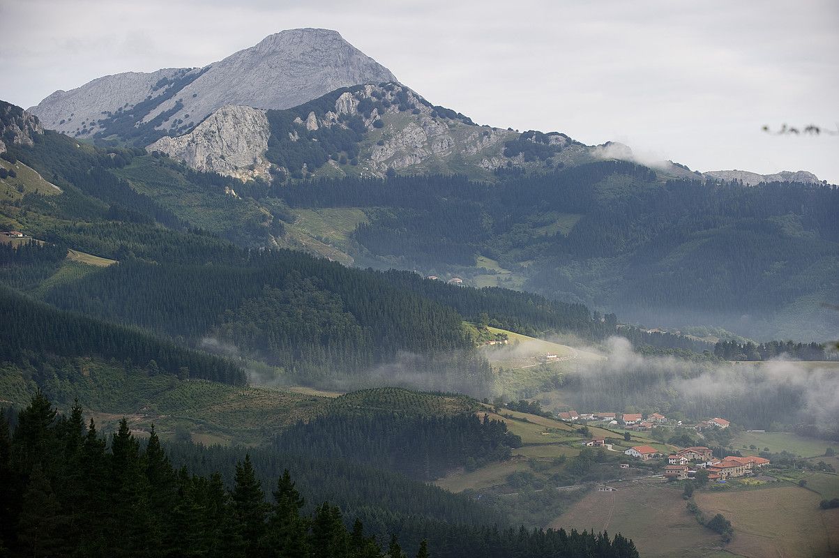 Anboto mendiak babestuta, paraje ederrean dago Aramaio. JUANAN RUIZ / ARGAZKI PRESS.