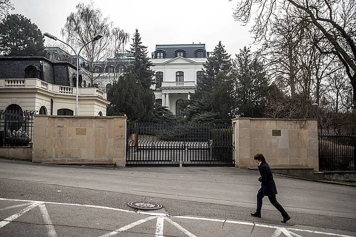 Errusiak Pragan duen enbaxada. Txekiar Errepublika da diplomazialari errusiarrak kanporatzea aginduen duen herrialdeetako bat. MARTIN DIVISEK, EFE