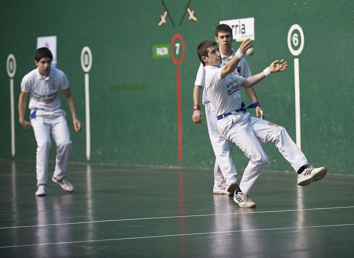 David Albiasu Txaturako kadete mailako aurrelaria, pilota astintzen. J. U. / ARP.