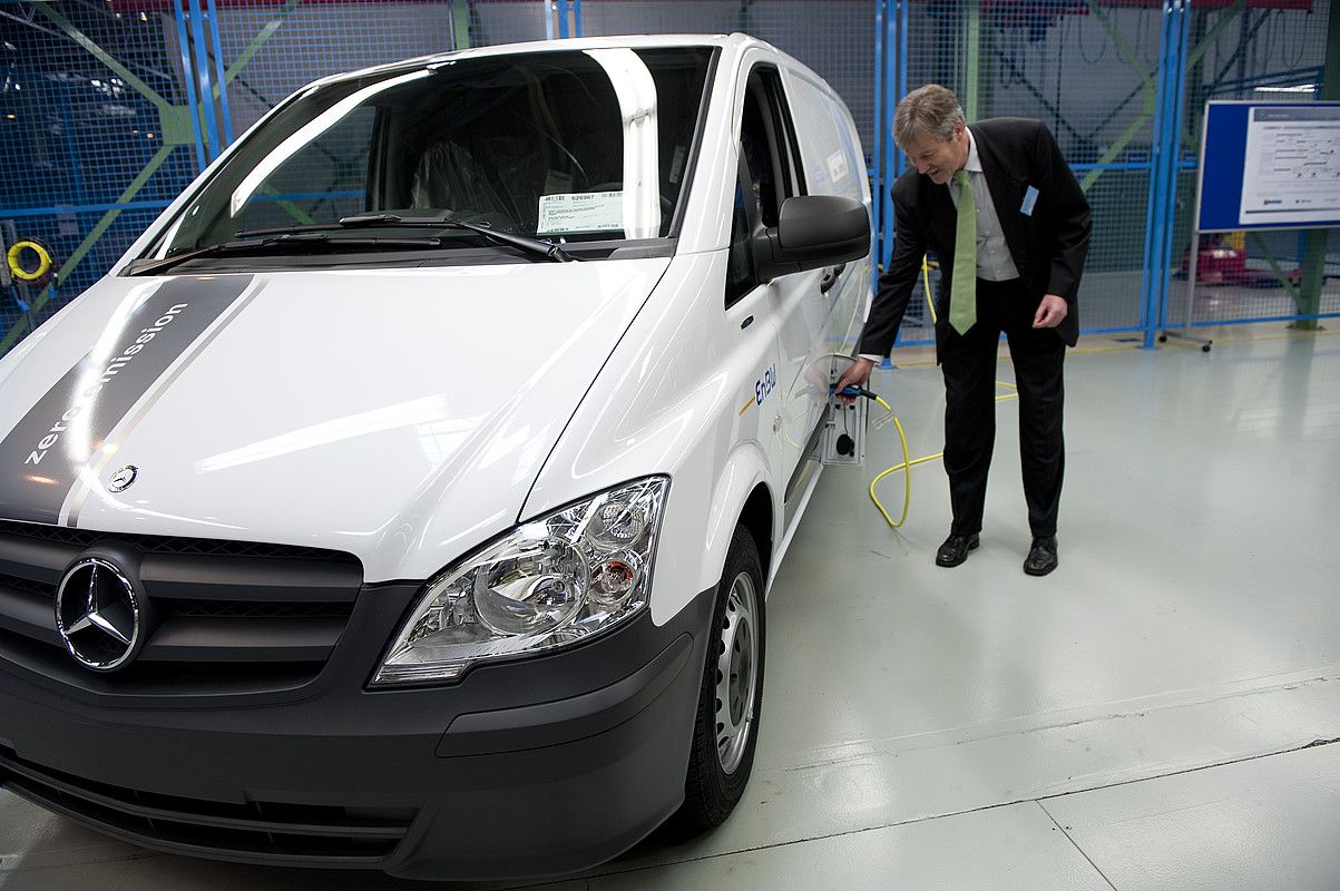 Mercedes-Benz furgoien saileko munduko arduraduna, Heinrich Weiss, Vito elektrikoa argindarrez kargatzen. RAUL BOGAJO / ARGAZKI PRESS.