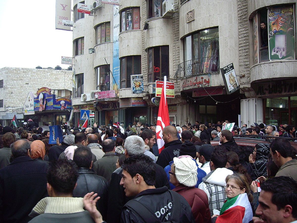 Joan den larunbatean ehunka palestinarrek manifestazioa egin zuten Ramalan, Egiptoko herriaren alde. LAURA RIOJA.