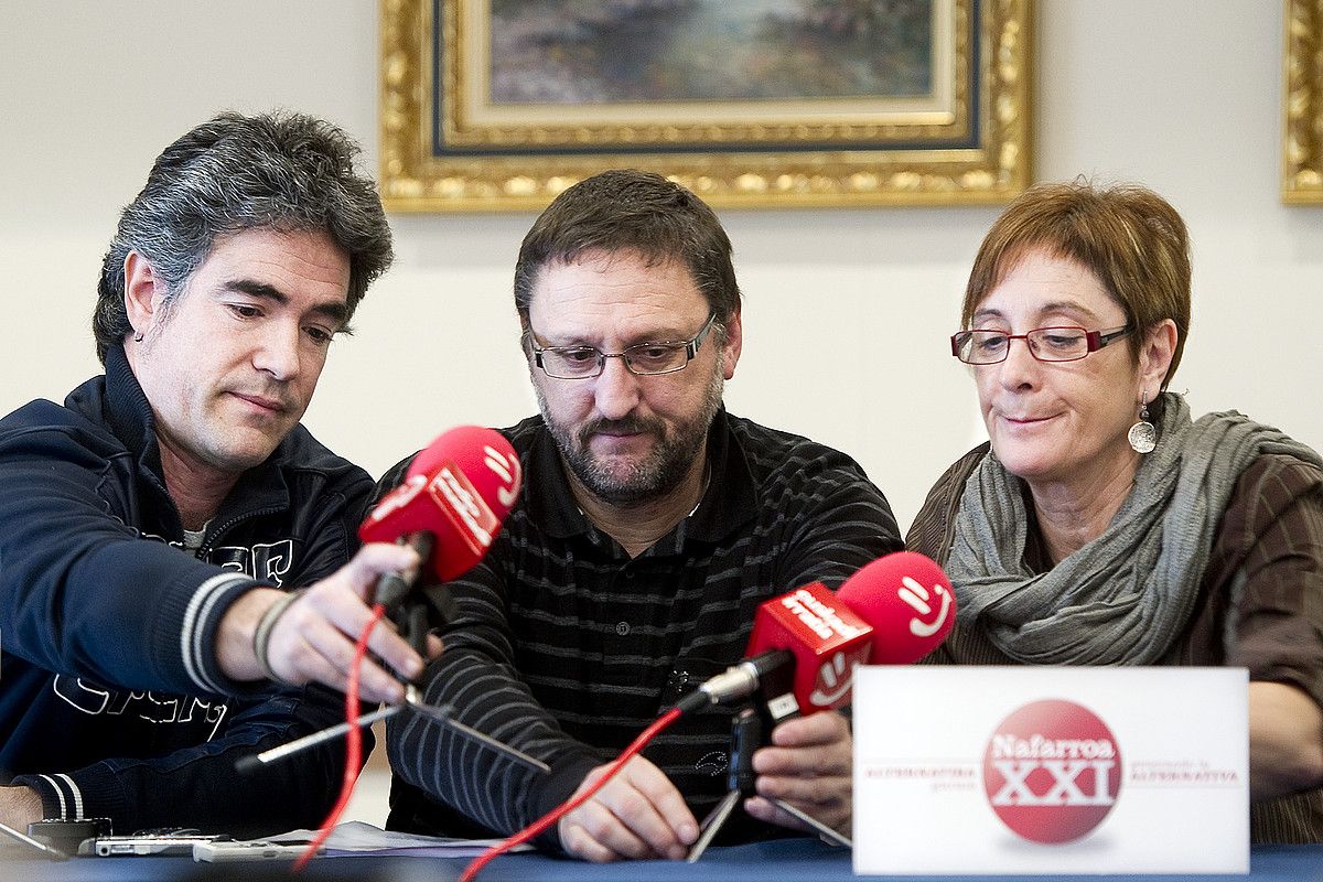 Xanti Kiroga, Txelui Moreno eta Marine Pueyo ezker abertzaleko kideak, atzo, Iruñean. IÑIGO URIZ / ARGAZKI PRESS.