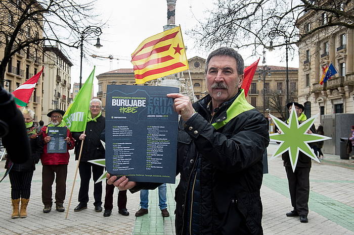 Txutxi Ariznabarreta gaur Foruen Monumentu aurrean Aberri Eguneko kartela eskuetan duela. IñIGO URIZ / ARGAZKI PRESS