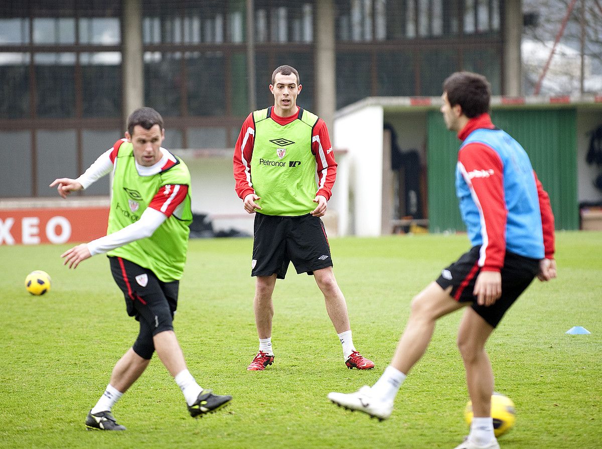 Pablo Orbaiz, jaurtitzen, Urko Vera begira duela, Lezamako entrenamendu batean. Orbaiz hasieratik ariko da gaur, eta Vera aulkian izango da. JON HERNAEZ / ARP.